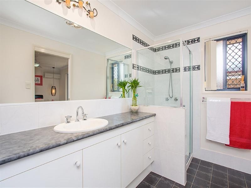 11 Westaway Place, Wynnum West QLD 4178