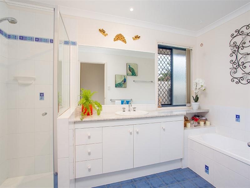 11 Westaway Place, Wynnum West QLD 4178