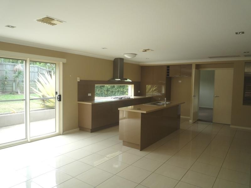 100 Rowland Avenue, Wakerley QLD 4154