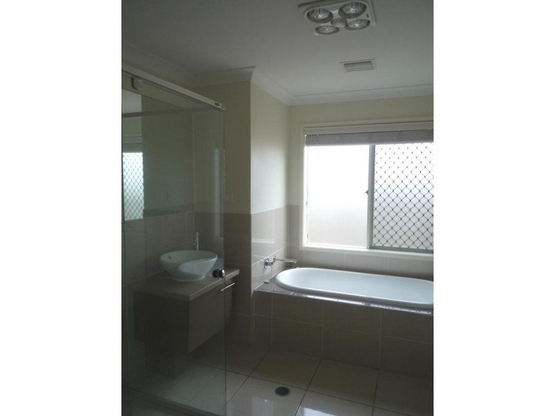 100 Rowland Avenue, Wakerley QLD 4154