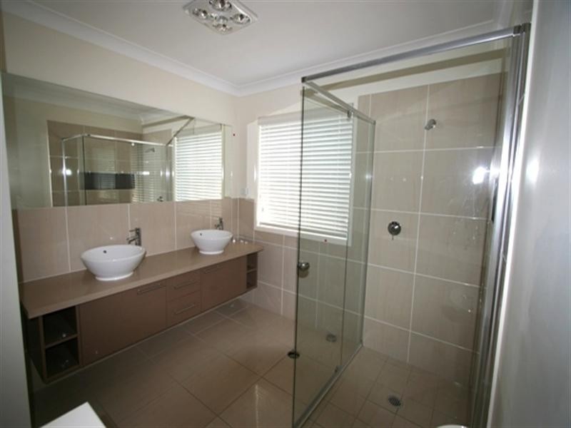 100 Rowland Avenue, Wakerley QLD 4154