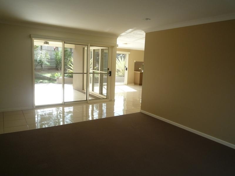 100 Rowland Avenue, Wakerley QLD 4154