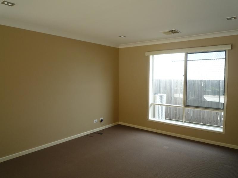 100 Rowland Avenue, Wakerley QLD 4154