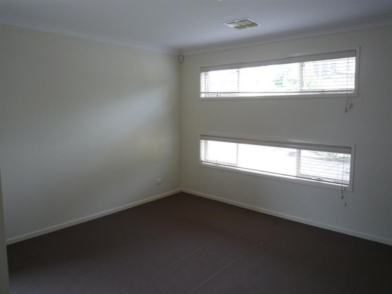 100 Rowland Avenue, Wakerley QLD 4154