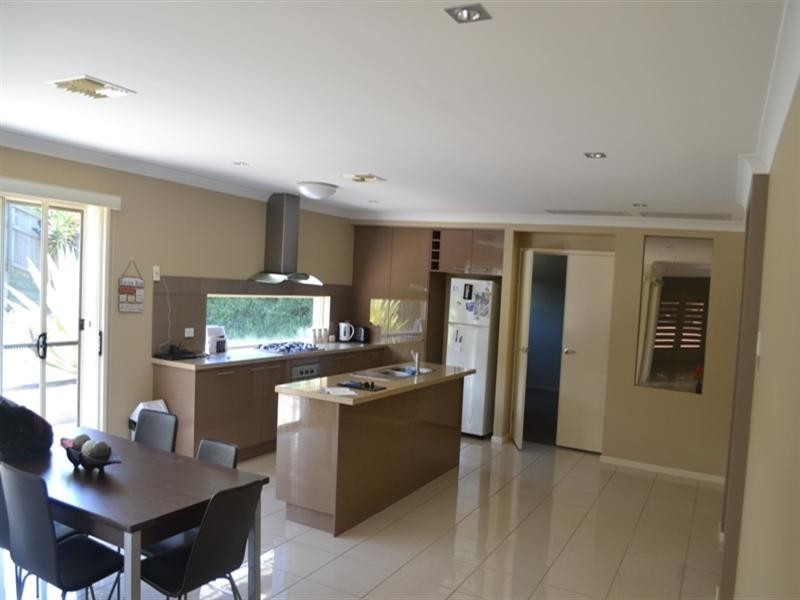 100 Rowland Avenue, Wakerley QLD 4154