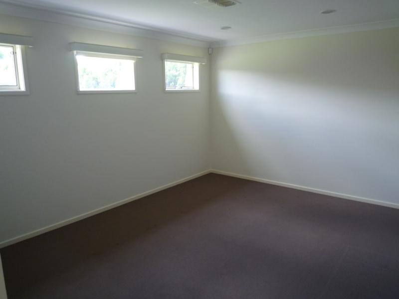 100 Rowland Avenue, Wakerley QLD 4154