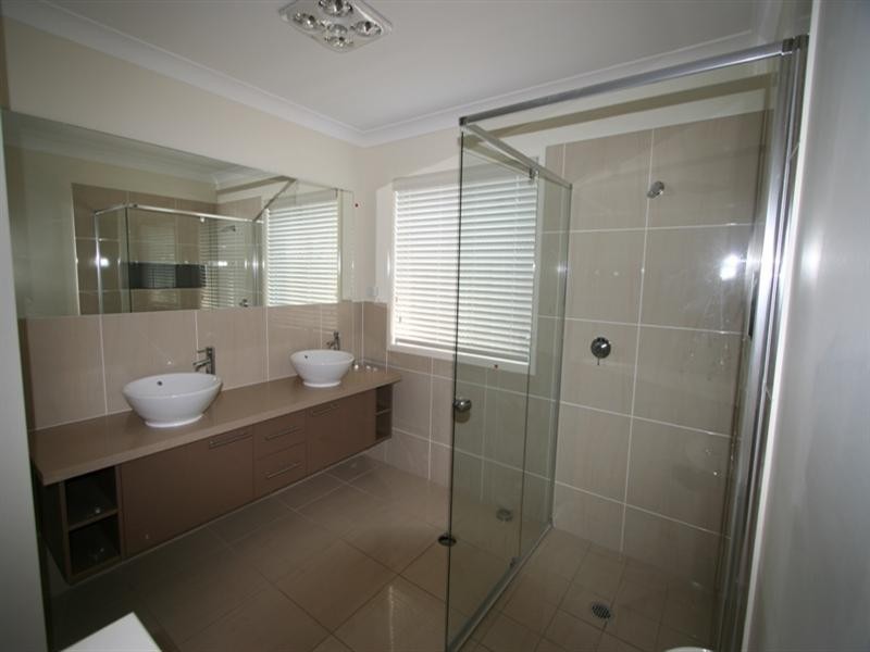 100 Rowland Avenue, Wakerley QLD 4154