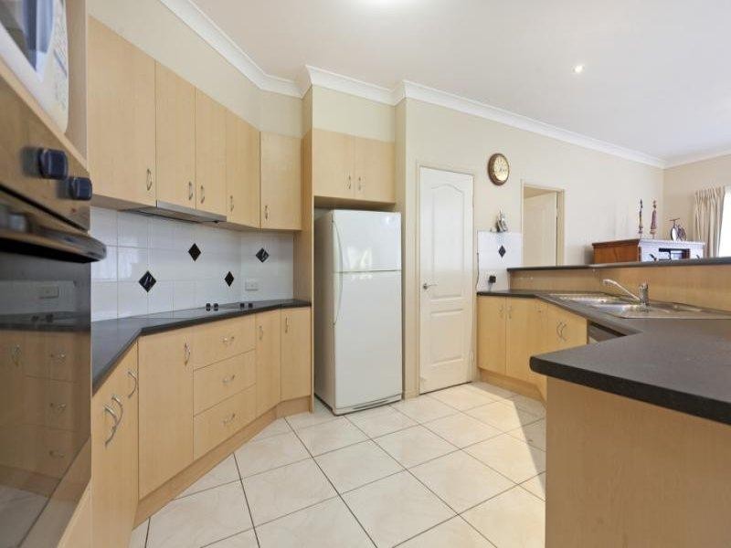 24 Fennessy Close, Wakerley QLD 4154