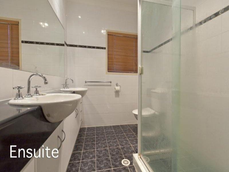 24 Fennessy Close, Wakerley QLD 4154