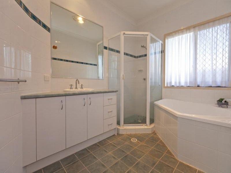 24 Fennessy Close, Wakerley QLD 4154