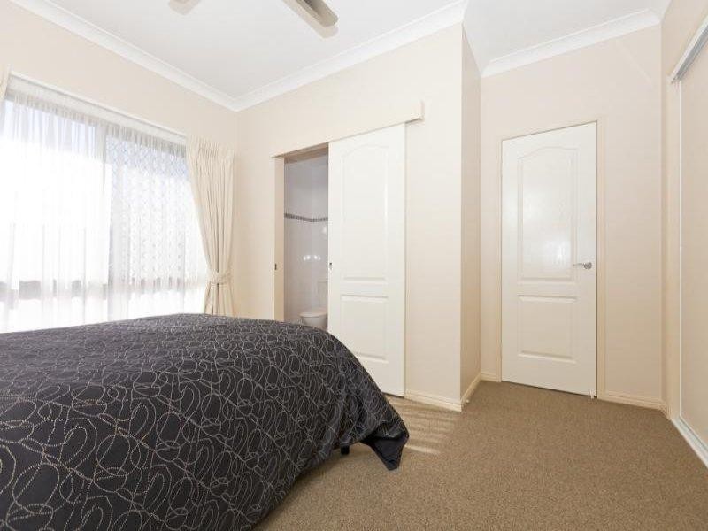 24 Fennessy Close, Wakerley QLD 4154