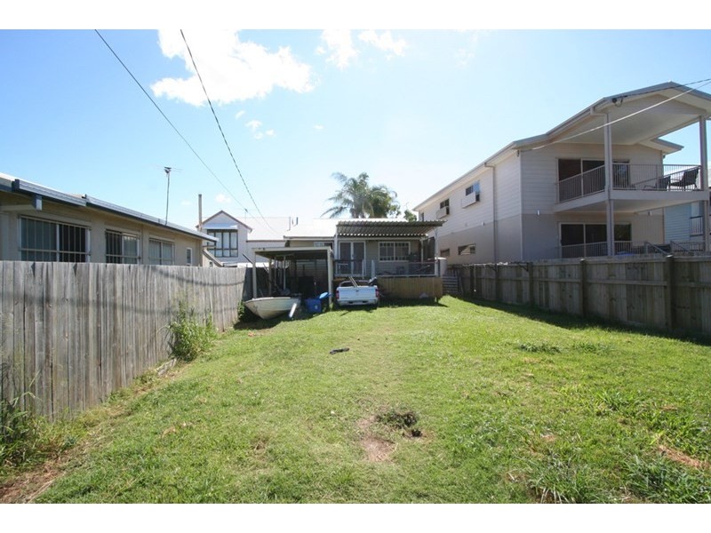827 Esplanade, Lota QLD 4179