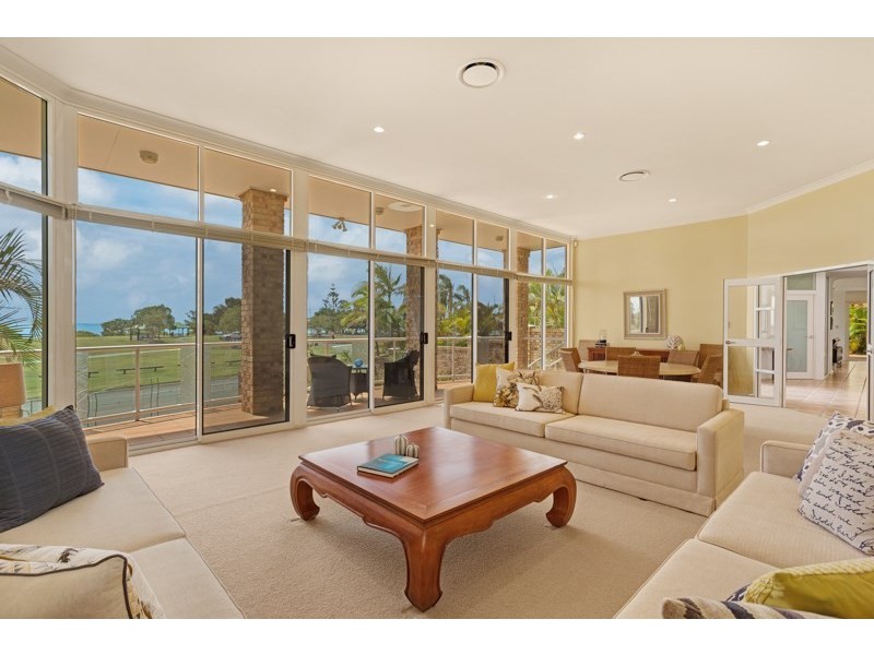 12 Commodore Drive, Birkdale QLD 4159
