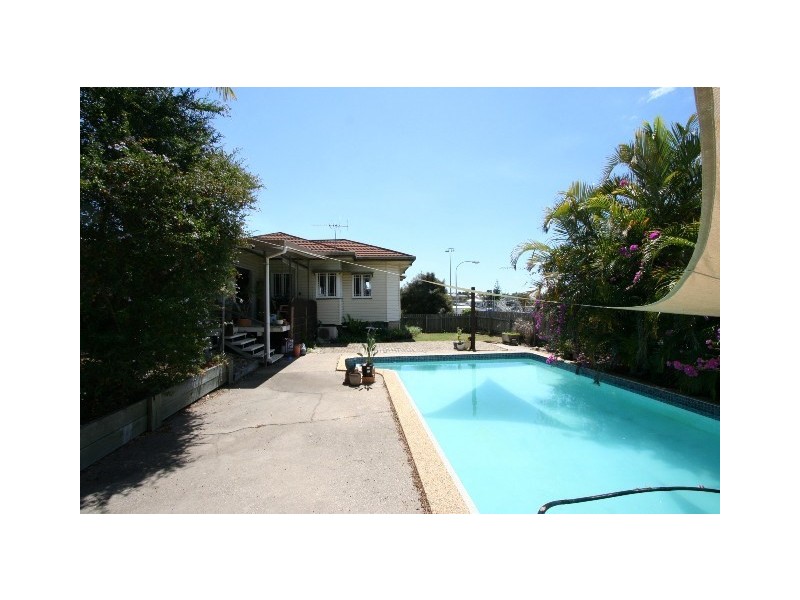 11 New Road, Manly QLD 4179