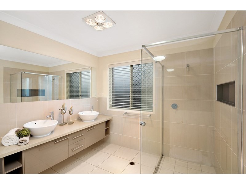 100 Rowland Avenue, Wakerley QLD 4154