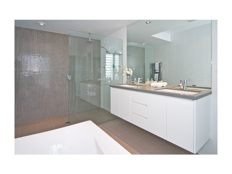 130 Carlton Terrace, Manly QLD 4179