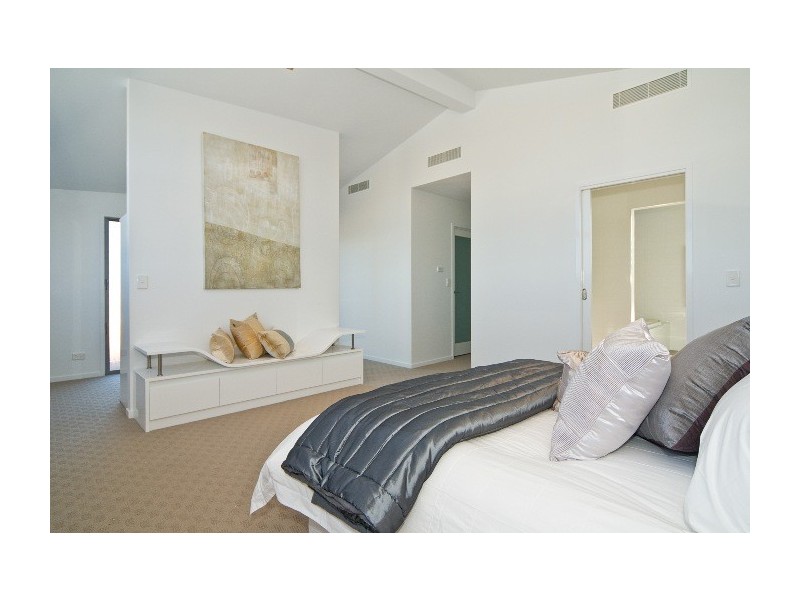 132 Carlton Terrace, Manly QLD 4179