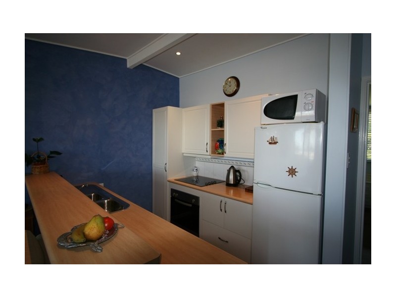 3,11 Arnold Street, Manly QLD 4179