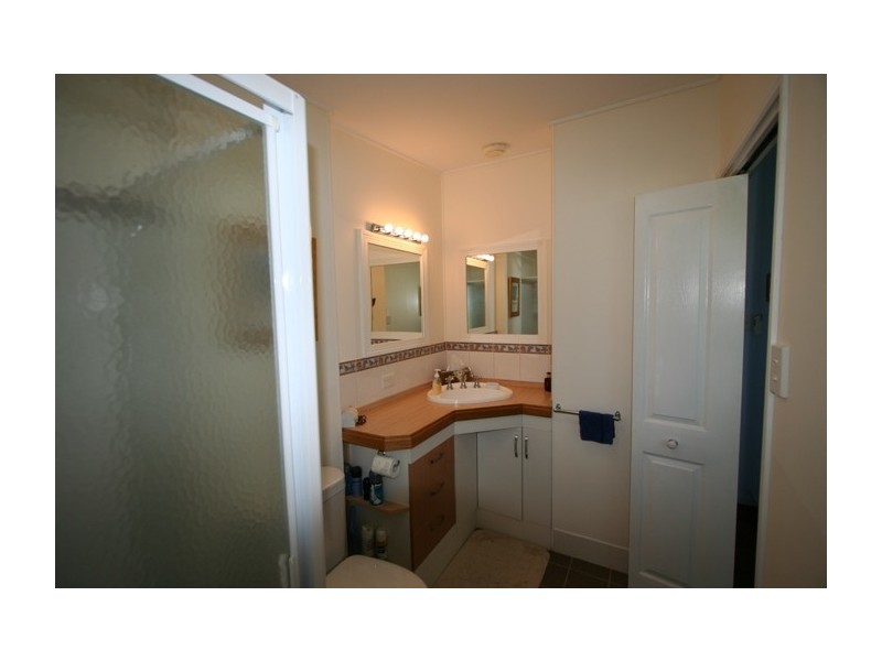 3,11 Arnold Street, Manly QLD 4179