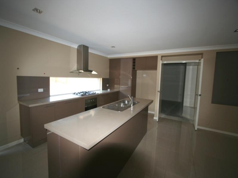 100 Rowland Avenue, Wakerley QLD 4154