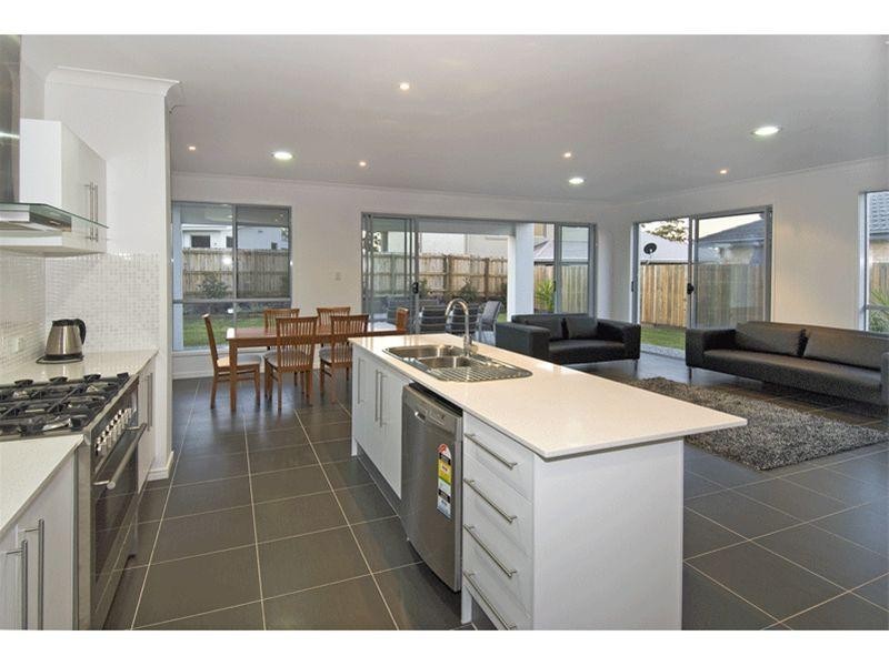 11 Sylvateere Crescent, Wakerley QLD 4154