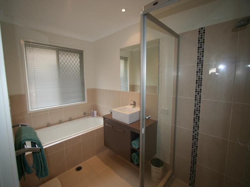 4 Rymera Cresent, Wakerley QLD 4154