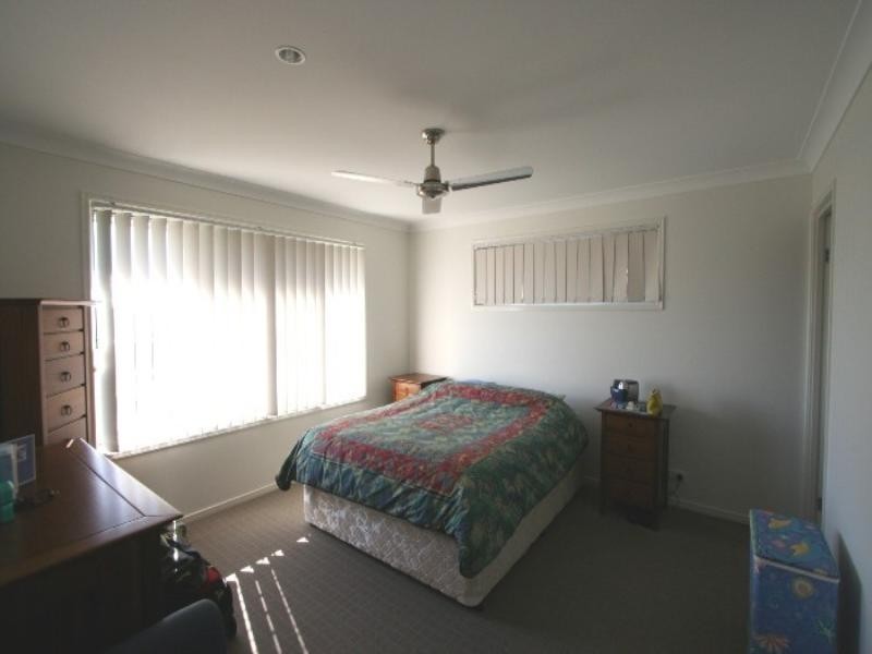 8 Rymera Crescent, Wakerley QLD 4154