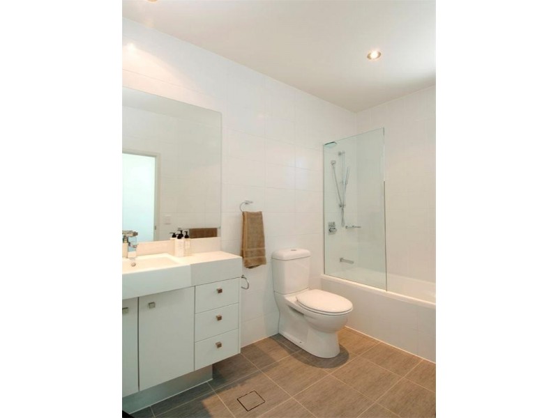 2/435 Esplanade, Manly QLD 4179