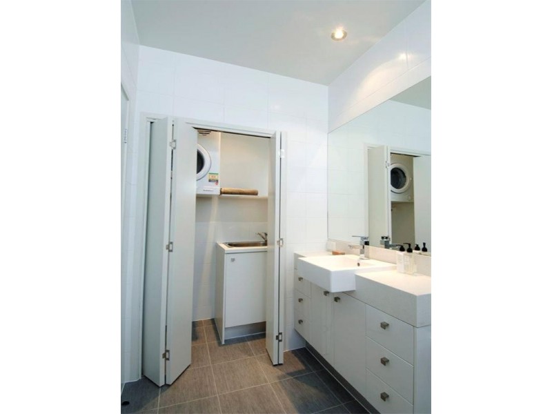 2/435 Esplanade, Manly QLD 4179