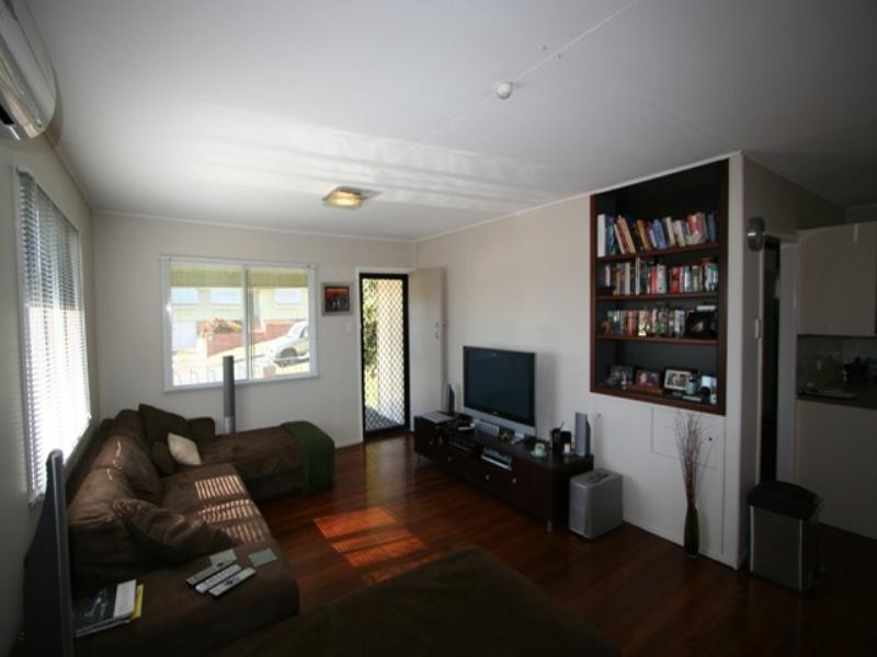 2 Awoonga Street, Wynnum QLD 4178