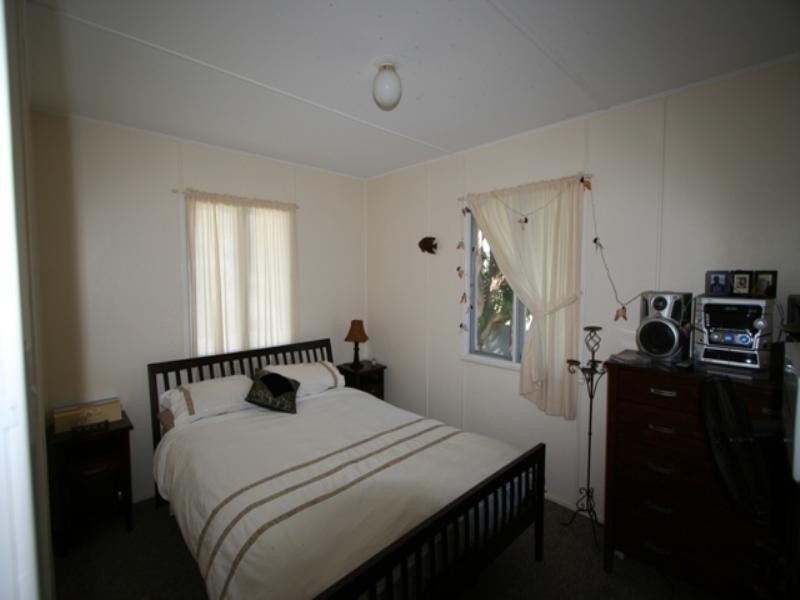 2 Awoonga Street, Wynnum QLD 4178