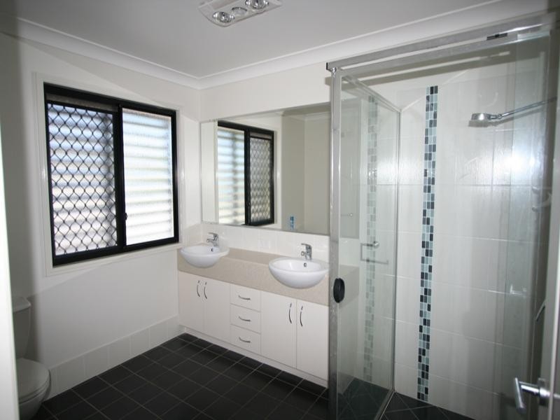 27 Andrew Street, Lota QLD 4179