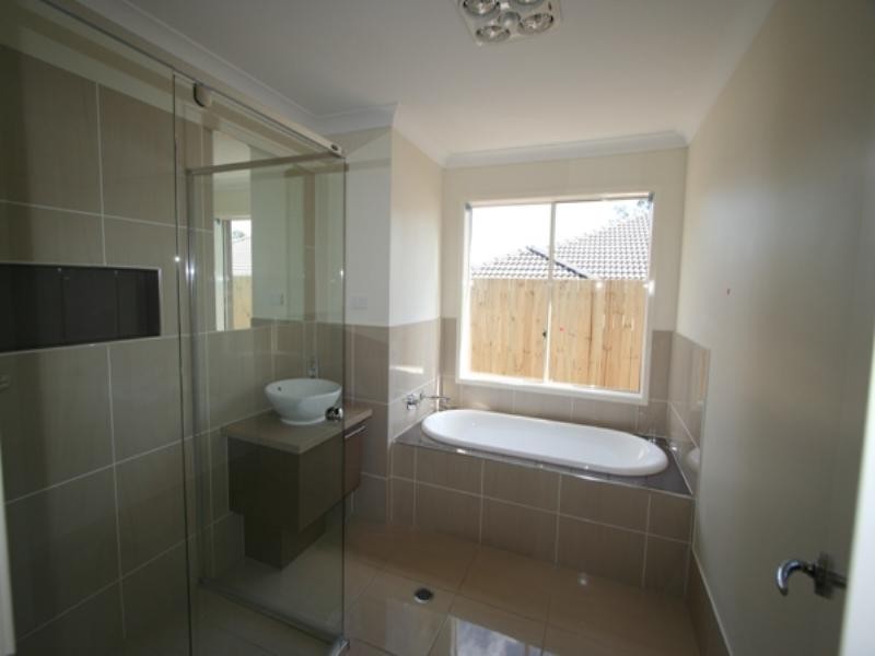 100 Rowland Avenue, Wakerley QLD 4154