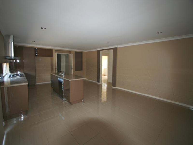 100 Rowland Avenue, Wakerley QLD 4154