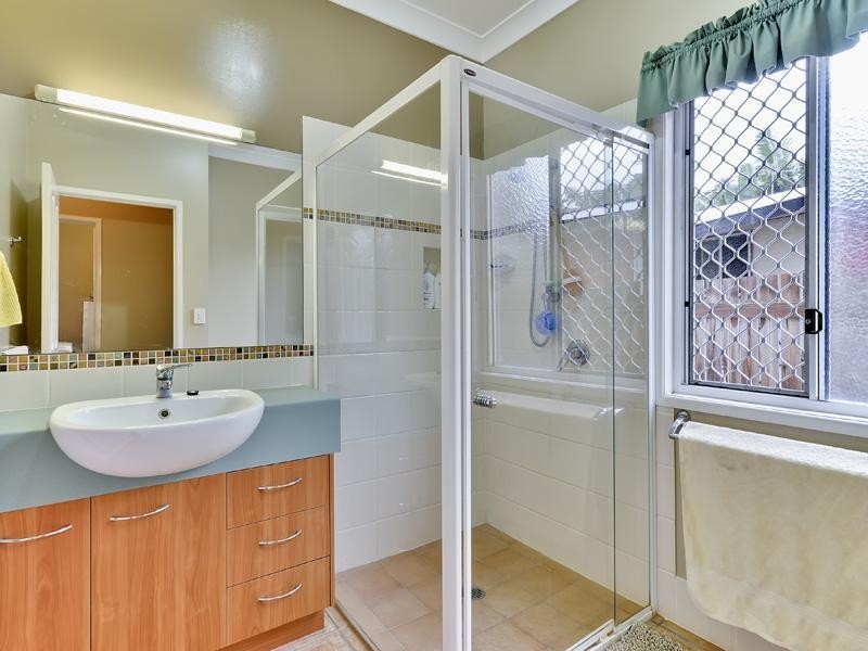 28 Stewart Parade, Manly QLD 4179