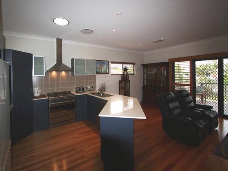 27 Davidson Street, Wynnum QLD 4178