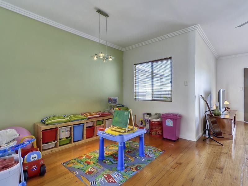 13 Walnut Street, Wynnum QLD 4178