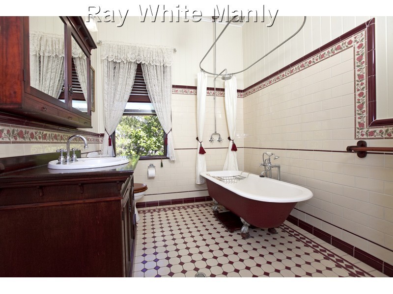 70 Gordon Parade, Manly QLD 4179