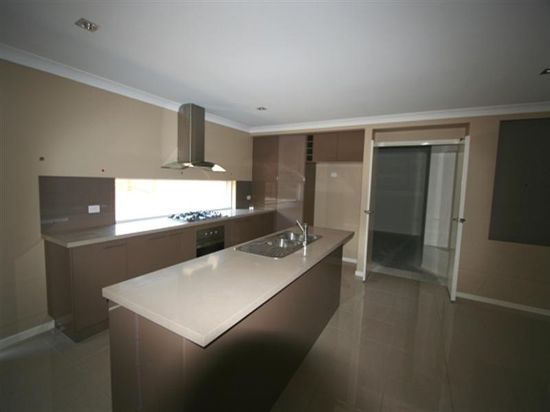 100 Rowland Avenue, Wakerley QLD 4154