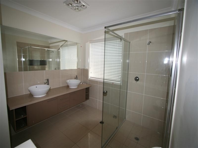 100 Rowland Avenue, Wakerley QLD 4154