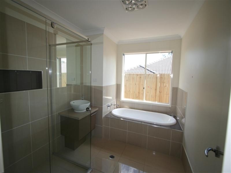 100 Rowland Avenue, Wakerley QLD 4154