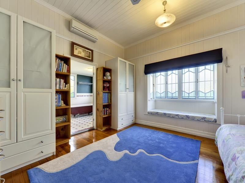 11 Haylock Street, Wynnum QLD 4178