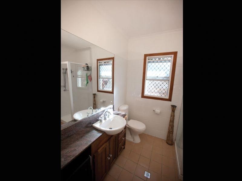 10 Crawford Road, Wynnum West QLD 4178