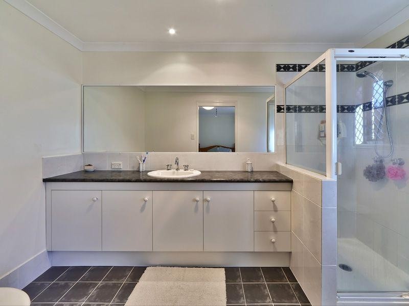 11 Westaway Place, Wynnum West QLD 4178