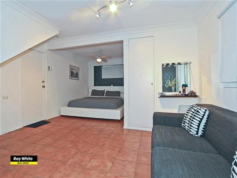 11 Loynes Street, Wynnum West QLD 4178