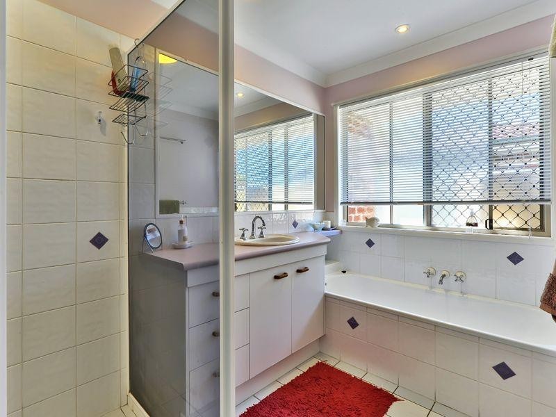14 Miles Crescent, Manly West QLD 4179