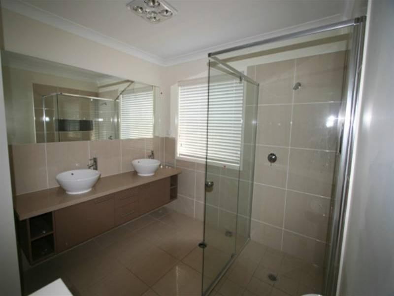 100 Rowland Avenue, Wakerley QLD 4154