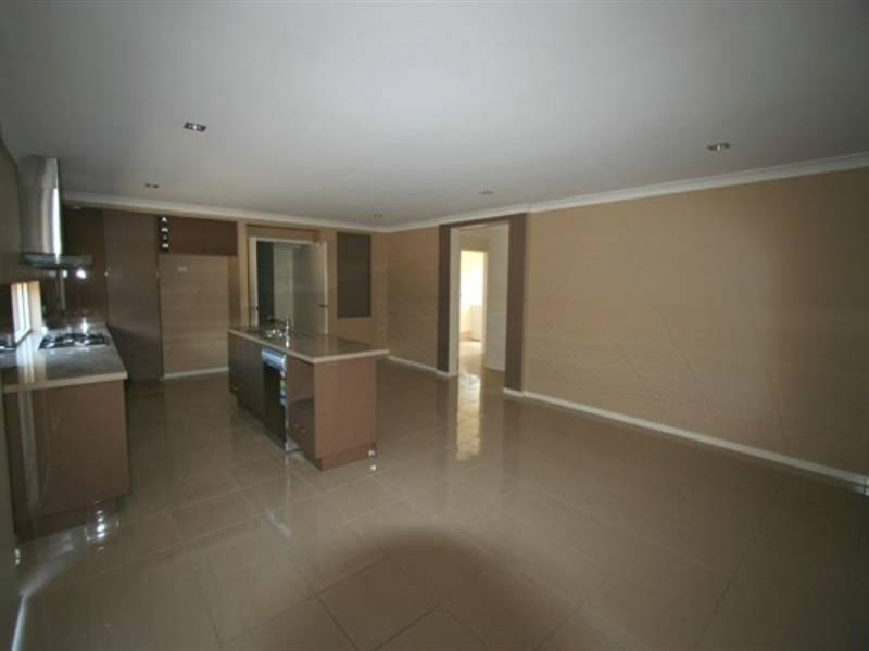 100 Rowland Avenue, Wakerley QLD 4154