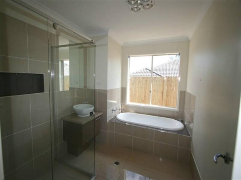 100 Rowland Avenue, Wakerley QLD 4154