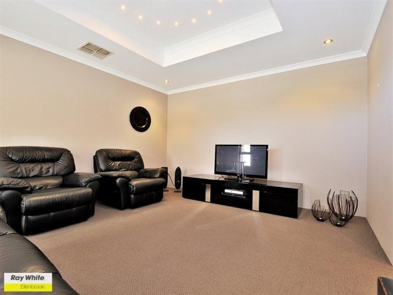 21 Dulegal Way, Aveley WA 6069